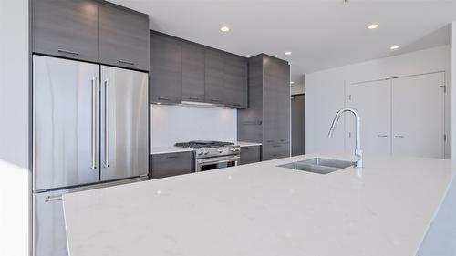 2105-1181 Sunset Drive, Kelowna, BC - Indoor Photo Showing Kitchen With Double Sink With Upgraded Kitchen