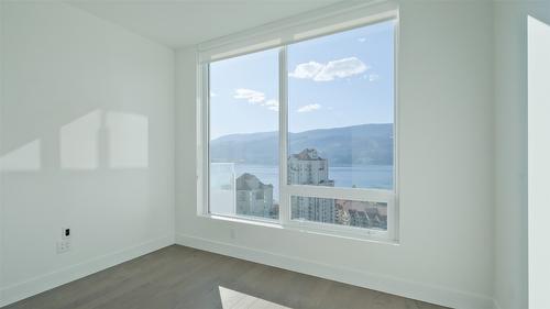 2105-1181 Sunset Drive, Kelowna, BC - Indoor Photo Showing Other Room