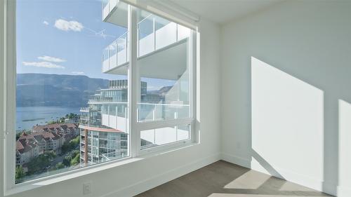 2105-1181 Sunset Drive, Kelowna, BC - Indoor Photo Showing Other Room With Body Of Water