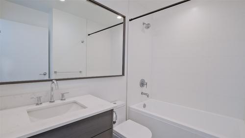 2105-1181 Sunset Drive, Kelowna, BC - Indoor Photo Showing Bathroom