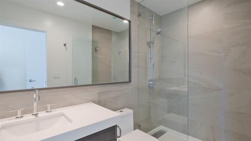 2105-1181 Sunset Drive, Kelowna, BC - Indoor Photo Showing Bathroom