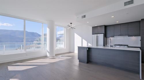 2105-1181 Sunset Drive, Kelowna, BC - Indoor Photo Showing Kitchen