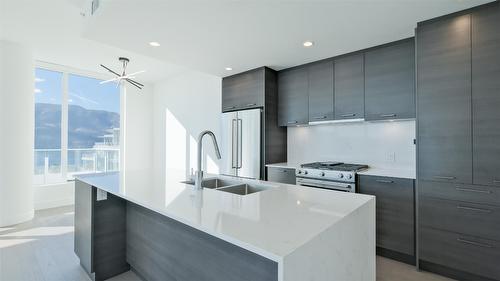 2105-1181 Sunset Drive, Kelowna, BC - Indoor Photo Showing Kitchen With Double Sink With Upgraded Kitchen