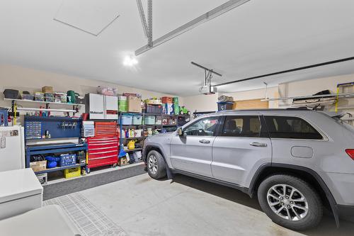 229-2455 Quail Ridge Boulevard, Kelowna, BC - Indoor Photo Showing Garage