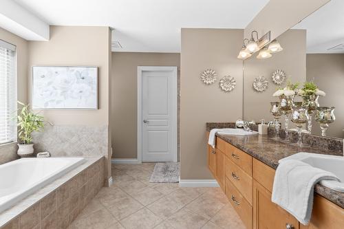 229-2455 Quail Ridge Boulevard, Kelowna, BC - Indoor Photo Showing Bathroom