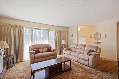 1770 High Road, Kelowna, BC - Indoor Photo Showing Living Room