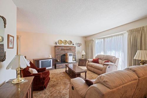 1770 High Road, Kelowna, BC - Indoor Photo Showing Living Room With Fireplace