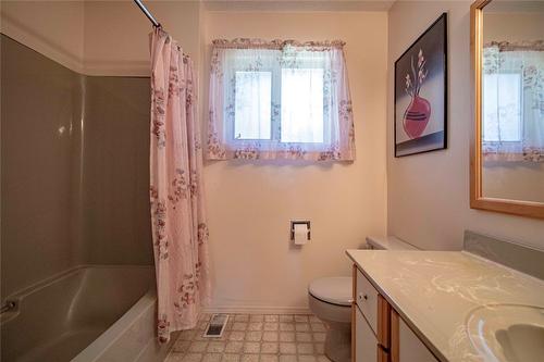 2316 Sunvale Place, Okanagan Falls, BC - Indoor Photo Showing Bathroom