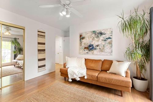 795 Copeland Place, Kelowna, BC - Indoor Photo Showing Living Room