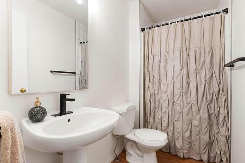 795 Copeland Place, Kelowna, BC - Indoor Photo Showing Bathroom