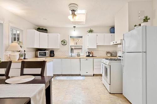 795 Copeland Place, Kelowna, BC - Indoor Photo Showing Kitchen