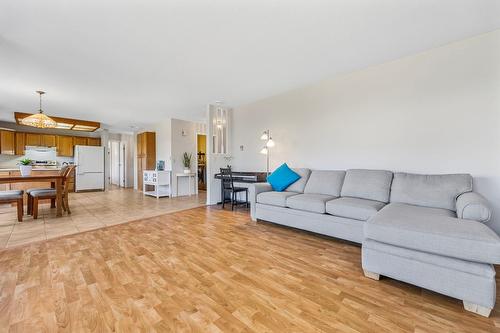 11097 Jardines Road, Lake Country, BC - Indoor Photo Showing Living Room