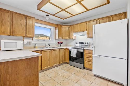 11097 Jardines Road, Lake Country, BC - Indoor Photo Showing Kitchen With Double Sink