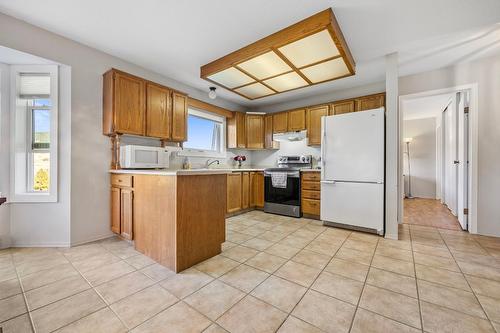 11097 Jardines Road, Lake Country, BC - Indoor Photo Showing Kitchen