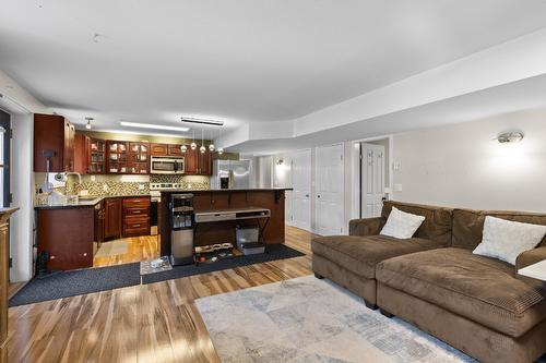 3374 Larkspur Court, Kelowna, BC - Indoor Photo Showing Living Room