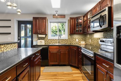 3374 Larkspur Court, Kelowna, BC - Indoor Photo Showing Kitchen