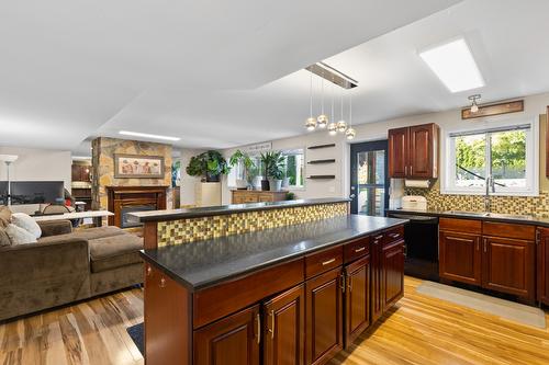 3374 Larkspur Court, Kelowna, BC - Indoor Photo Showing Kitchen