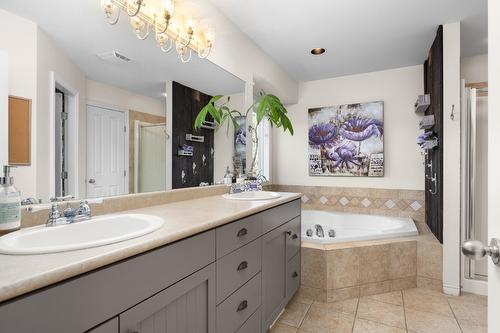 3374 Larkspur Court, Kelowna, BC - Indoor Photo Showing Bathroom