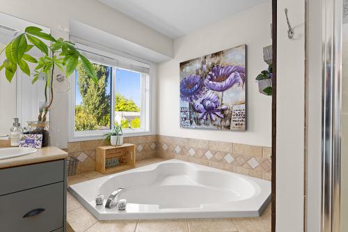 3374 Larkspur Court, Kelowna, BC - Indoor Photo Showing Bathroom