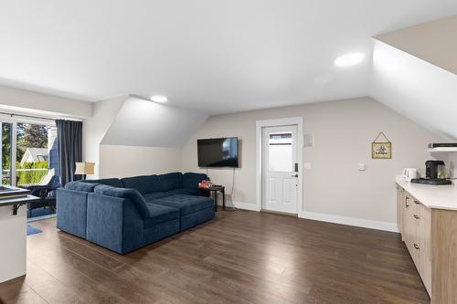 3374 Larkspur Court, Kelowna, BC - Indoor Photo Showing Living Room