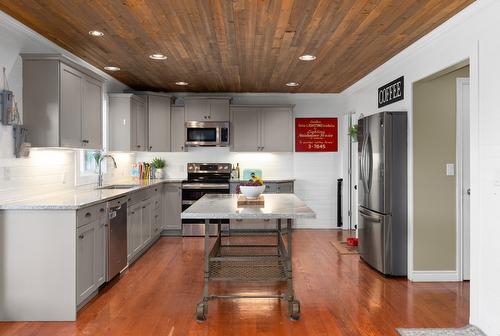 3374 Larkspur Court, Kelowna, BC - Indoor Photo Showing Kitchen With Upgraded Kitchen