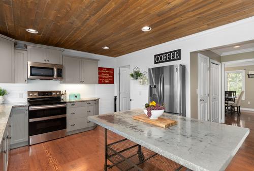 3374 Larkspur Court, Kelowna, BC - Indoor Photo Showing Kitchen