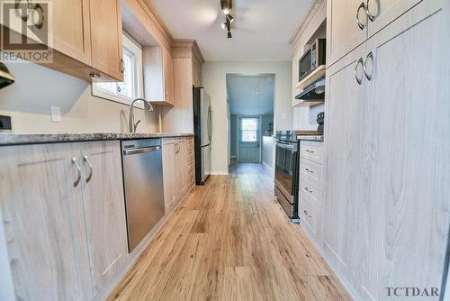 422 Maclean Dr, Timmins, ON - Indoor Photo Showing Kitchen