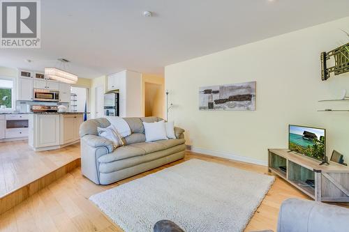 1045 Aldon Road, Kelowna, BC - Indoor Photo Showing Living Room