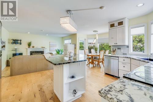 1045 Aldon Road, Kelowna, BC - Indoor Photo Showing Kitchen