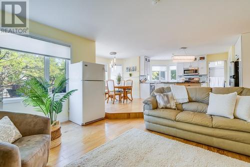 1045 Aldon Road, Kelowna, BC - Indoor Photo Showing Living Room