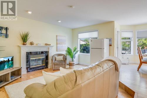 1045 Aldon Road, Kelowna, BC - Indoor Photo Showing Living Room With Fireplace