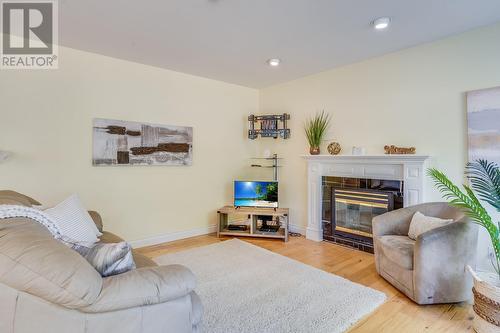 1045 Aldon Road, Kelowna, BC - Indoor Photo Showing Living Room With Fireplace