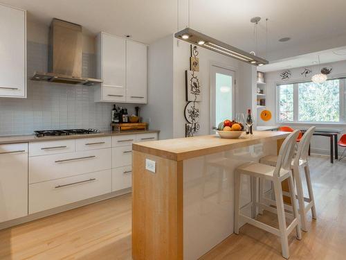 Kitchen - 306 Av. De Putney, Saint-Lambert, QC - Indoor Photo Showing Kitchen With Upgraded Kitchen