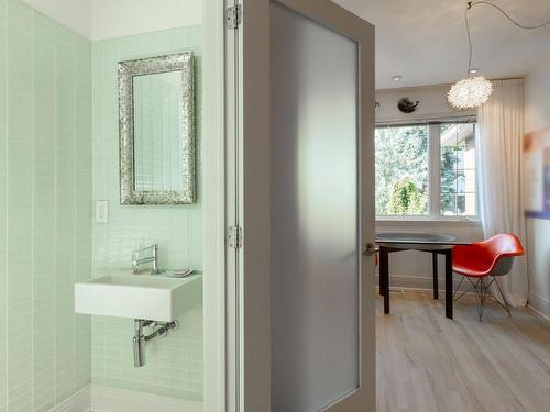 Powder room - 306 Av. De Putney, Saint-Lambert, QC - Indoor Photo Showing Bathroom