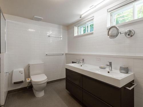 Bathroom - 306 Av. De Putney, Saint-Lambert, QC - Indoor Photo Showing Bathroom