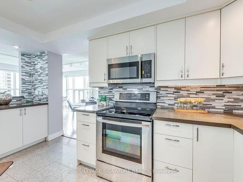 2207-77 Harbour Sq, Toronto, ON - Indoor Photo Showing Kitchen