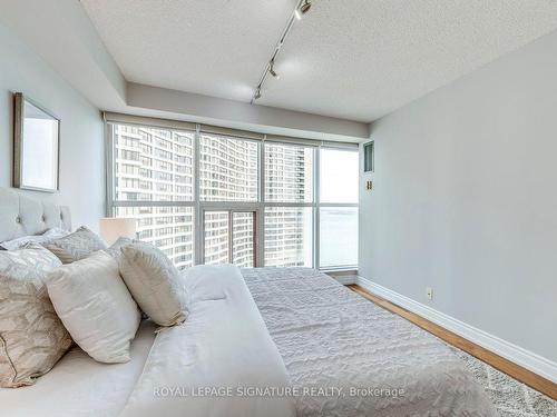 2207-77 Harbour Sq, Toronto, ON - Indoor Photo Showing Bedroom