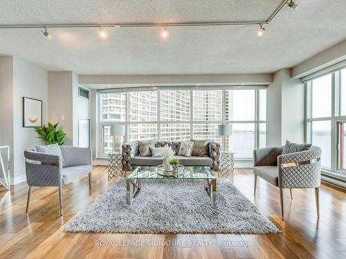 2207-77 Harbour Sq, Toronto, ON - Indoor Photo Showing Living Room