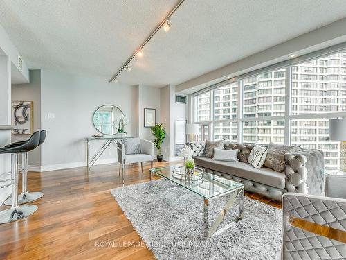 2207-77 Harbour Sq, Toronto, ON - Indoor Photo Showing Living Room