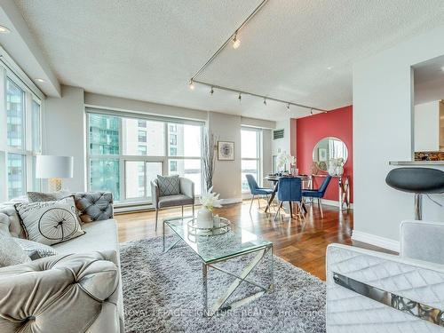 2207-77 Harbour Sq, Toronto, ON - Indoor Photo Showing Living Room