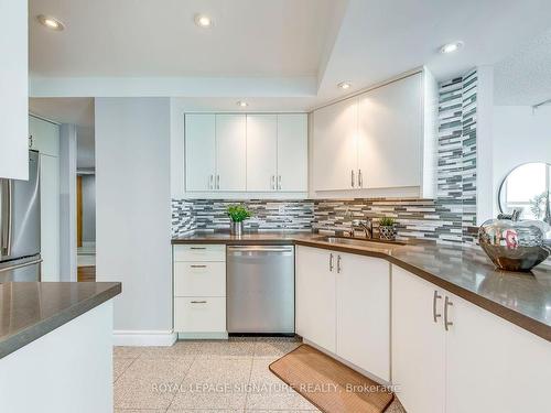 2207-77 Harbour Sq, Toronto, ON - Indoor Photo Showing Kitchen