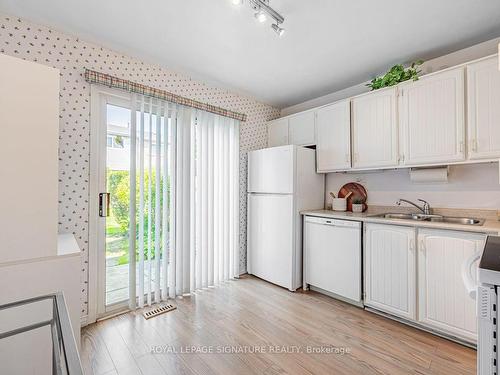 139-91 L'Amoreaux Dr, Toronto, ON - Indoor Photo Showing Kitchen With Double Sink