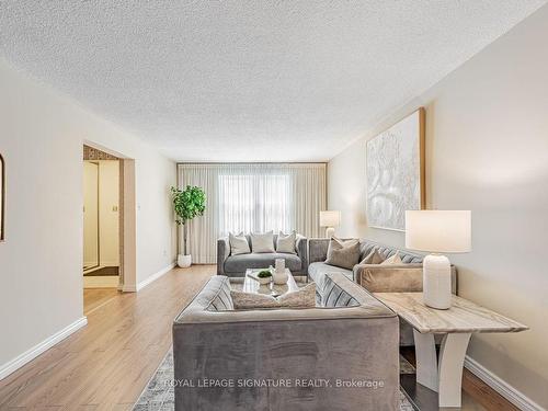 139-91 L'Amoreaux Dr, Toronto, ON - Indoor Photo Showing Living Room