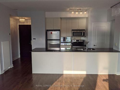 315-4033 Hurontario St, Mississauga, ON - Indoor Photo Showing Kitchen With Double Sink