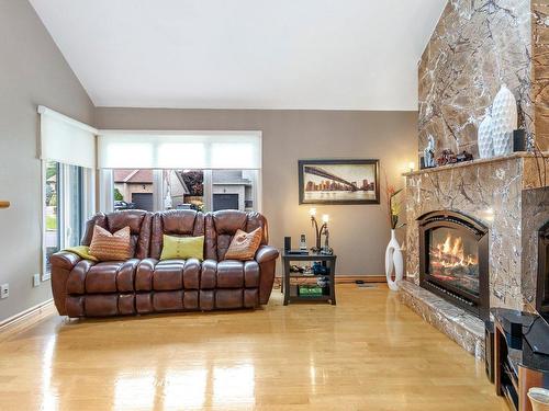 Living room - 527 Rue Laberge, Montréal (L'Île-Bizard/Sainte-Geneviève), QC - Indoor Photo Showing Living Room With Fireplace