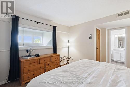 208 - 107 Wintergreen Place, Blue Mountains (Blue Mountain Resort Area), ON - Indoor Photo Showing Bedroom