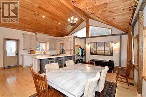 135 Sleepy Hollow Road, Blue Mountains, ON - Indoor Photo Showing Dining Room