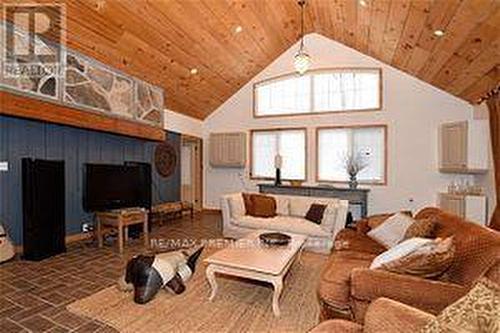 135 Sleepy Hollow Road, Blue Mountains, ON - Indoor Photo Showing Living Room