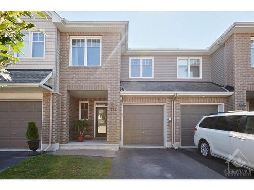 727 Hazelnut Crescent, Gloucester, ON 