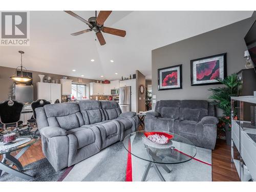 2091 Rose Tree Road, West Kelowna, BC - Indoor Photo Showing Living Room